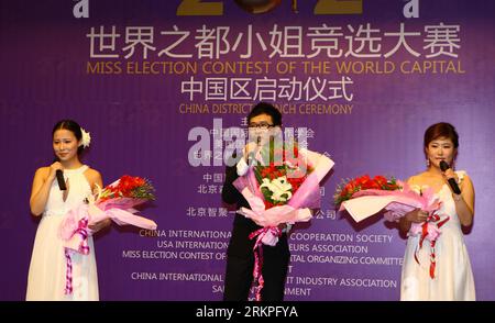 Bildnummer : 57987626 Datum : 13.05.2012 Copyright : imago/Xinhua (120514) -- BEIJING, 14 mai 2012 (Xinhua) -- les chanteurs chinois Liu Mengdie, Guojian et Wang Chuchu (de gauche à droite) se produisent lors de la cérémonie de lancement du concours Miss Election de la capitale mondiale à Beijing, capitale de la Chine, le 13 mai 2012. (Xinhua/) (llp) CHINA-BEIJING-MISS ÉLECTION DE LA CAPITALE MONDIALE (CN) PUBLICATIONxNOTxINxCHN People Entertainment Schönheitswettbewerb Misswahl x0x xst 2012 quer 57987626 Date 13 05 2012 Copyright Imago XINHUA Pékin Mai 14 2012 XINHUA Chinese Singers Liu Banque D'Images