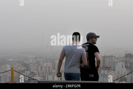 Bildnummer : 57992627 Datum : 15.05.2012 Copyright : imago/Xinhua (120515) -- TÉHÉRAN, 15 mai 2012 (Xinhua) -- deux hommes regardent la ville couverte de poussière à Téhéran, capitale de l'Iran, le 15 mai 2012. La pollution de l'air a atteint un niveau alarmant à Téhéran mardi après qu'une violente tempête de poussière ait enveloppé la métropole, rendant la vie des citoyens malheureuse. (Xinhua/Ahmad Halabisaz) IRAN-TÉHÉRAN-POUSSIÈRE-POLLUTION PUBLICATIONxNOTxINxCHN Gesellschaft Luftverschmutzung Staub xbs x0x 2012 quer 57992627 Date 15 05 2012 Copyright Imago XINHUA TÉHÉRAN Mai 15 2012 XINHUA deux hommes regardent la ville couvrant dans la poussière à TÉHÉRAN Banque D'Images