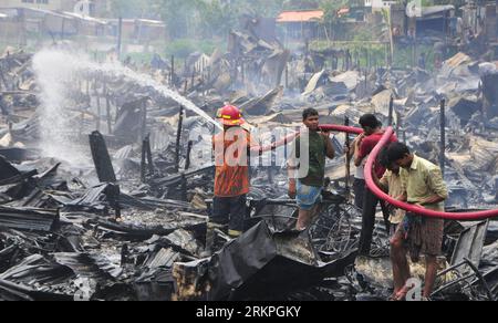 Bildnummer : 57993568 Datum : 16.05.2012 Copyright : imago/Xinhua (120516) -- DHAKA, 16 mai 2012 (Xinhua) -- les pompiers tentent d'éteindre l'incendie qui s'est déclaré dans les bidonvilles de la région de Shyamoli à Dhaka, capitale du Bangladesh, le 16 mai 2012. Environ 150 bidonvilles ont été détruits et 10 blessés dans l'incendie, ont indiqué les pompiers. (Xinhua/Shariful Islam) BANGLADESH-DHAKA-FIRE-BIDONVILLES PUBLICATIONxNOTxINxCHN Gesellschaft Feuer Brand Slum premiumd xbs x0x 2012 quer Aufmacher 57993568 Date 16 05 2012 Copyright Imago XINHUA Dhaka Mai 16 2012 les pompiers DE XINHUA tentent d'éteindre le feu qui Brok Banque D'Images