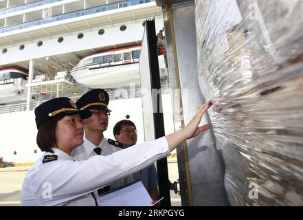 Bildnummer : 57995661 Datum : 16.05.2012 Copyright : imago/Xinhua (120516) -- SHANGHAI, 16 mai 2012 (Xinhua) -- les agents des douanes examinent l'approvisionnement alimentaire qui sera offert à Costa Victoria, un navire de croisière appartenant à Costa Cruises, au port de croisière international de Wusongkou (WICP) dans la municipalité de Shanghai de l'est de la Chine, le 16 mai 2012. Le Costa Victoria sera le premier navire de croisière outre-mer à utiliser WICP comme port d'attache depuis que WICP a officiellement commencé son service le 15 octobre 2011. (Xinhua/PEI Xin) (lmm) CHINE-SHANGHAI-WUSONGKOU PORT INTERNATIONAL DE CROISIÈRE-COSTA VICTORIA-ARRIVÉE (CN) PUBLICATIONxNOTxINxCHN Wirtscha Banque D'Images