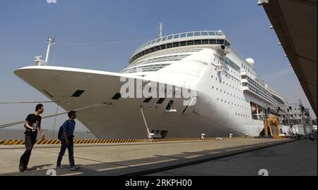 Bildnummer : 57995662 Datum : 16.05.2012 Copyright : imago/Xinhua (120516) -- SHANGHAI, 16 mai 2012 (Xinhua) -- Costa Victoria, un navire de croisière appartenant à Costa Cruises, est ancré au port de croisière international de Wusongkou (WICP) dans la municipalité de Shanghai, dans l'est de la Chine, le 16 mai 2012. Le Costa Victoria sera le premier navire de croisière outre-mer à utiliser WICP comme port d'attache depuis que WICP a officiellement commencé son service le 15 octobre 2011. (Xinhua/PEI Xin) (lmm) CHINE-SHANGHAI-WUSONGKOU PORT INTERNATIONAL DE CROISIÈRE-COSTA VICTORIA-ARRIVÉE (CN) PUBLICATIONxNOTxINxCHN Wirtschaft transport Logistik Kreuzfahrtschiff Schiff Banque D'Images