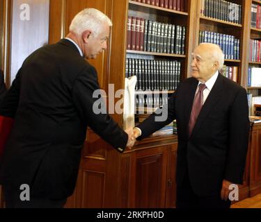 Bildnummer: 57995634  Datum: 16.05.2012  Copyright: imago/Xinhua (120516) -- ATHENS, May. 16, 2012 (Xinhua) -- Greek President Karolos Papoulias (R) meets with Panayiotis Pikrammenos at the Presidential Palace in Athens, Greece, May 16, 2012. Greek senior judge Panayiotis Pikrammenos was officially appointed Wednesday afternoon by Greek President Karolos Papoulias as designate Prime Minister of the caretaker government to lead the country to a second round of national polls, most likely in June 17. (Xinhua/Giorgos Kontarinis/pool)(zyw) GREEK-ATHENS-CARETAKER PM-PIKRAMMENOS PUBLICATIONxNOTxINxC Stock Photo