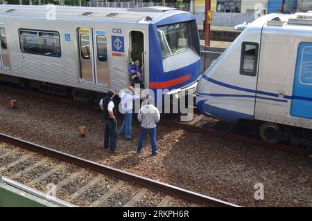 Bildnummer: 57996698  Datum: 16.05.2012  Copyright: imago/Xinhua (120516) -- SAO PAULO, May 16, 2012 (Xinhua) -- stand near a train involved in a train crash in Sao Paulo, Brazil, May 16, 2012. Two subway trains crashed into each other Wednesday morning in Sao Paulo, leaving at least 33 injured. (Xinhua/Agencia Estado) (Brazil Out) BRAZIL-SAO PAULO-SUBWAY-ACCIDENT PUBLICATIONxNOTxINxCHN Gesellschaft Bahn Verkehr Zugunglück Unglück Unfall xjh x0x 2012 quer      57996698 Date 16 05 2012 Copyright Imago XINHUA  Sao Paulo May 16 2012 XINHUA stand Near a Train involved in a Train Crash in Sao Paulo Stock Photo