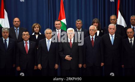 Bildnummer : 57998213 Datum : 17.05.2012 Copyright : imago/Xinhua (120516) -- RAMALLAH, 16 mai 2012 (Xinhua) -- le président palestinien Mahmoud Abbas et les ministres du gouvernement remanié posent pour une photo de groupe après la cérémonie de serment dans la ville de Ramallah, en Cisjordanie, le 16 mai 2012. Le Premier ministre palestinien Salam Fayyad et 23 ministres ont prêté serment mercredi devant le président palestinien Mahmoud Abbas après une décision de remaniement du gouvernement. (Xinhua/Fadi Arouri) MIDEAST-PALESTINE-NOUVEAU-GOUVERNEMENT-CÉRÉMONIE DE SERMENT PUBLICATIONxNOTxINxCHN People Politik Vereidigung Amtseinführung mi Banque D'Images