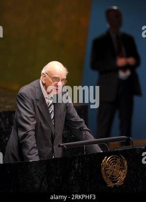 120517 -- NEW YORK, le 17 mai 2012 Xinhua -- Paul Volcker, ancien chef de la Réserve fédérale des États-Unis, s'adresse à l'Assemblée générale des Nations Unies sur l'état de l'économie et des finances mondiales en 2012 au siège de l'ONU à New York, aux États-Unis, le 17 mai 2012. Xinhua/Shen Hong un-NEW YORK-WORLD ECONOMY AND FINANCE PUBLICATIONxNOTxINxCHN Banque D'Images