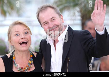 Bildnummer : 58003175 Datum : 18.05.2012 Copyright : imago/Xinhua (120518) -- CANNES, 18 mai 2012 (Xinhua) -- l'actrice autrichienne Margarethe Tiesl (L) et le réalisateur Ulrich Seidl posent pour des photos lors d'un photocall pour le film autrichien Paradies : Liebe au 65e Festival de Cannes, le 18 mai 2012. Paradies:Liebe rivalisera avec les 21 autres longs métrages pour 2012 Golden Palm (Palme d or), le prix le plus prestigieux du 65e Festival International du film de Cannes. (Xinhua/Gao Jing) (zjl) FRANCE-CANNES-FILM FESTIVAL-PHOTOCALL-PARADIES:LIEBE PUBLICATIONxNOTxINxCHN People Kultur Enter Banque D'Images