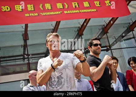 Bildnummer : 58003172 Datum : 18.05.2012 Copyright : imago/Xinhua (120518) -- PÉKIN, 18 mai 2012 (Xinhua) -- l'acteur suédois Dolph Lundgren (face gauche) et l'acteur britannique Scott Adkins (face droite) assistent à une cérémonie de bénédiction pour le film 3D légendaire : la tombe du Dragon à Pékin, capitale de la Chine, le 18 mai 2012. La production du film d’aventure 3D sino-britannique a été initiée vendredi à Huairou, une banlieue de Pékin. Œuvre du réalisateur britannique Eric Styles qui tente de mêler éléments aventureux et culture chinoise, le film sera projeté à l’été 2013. (Xinhua/Zheng Huansong) (lm Banque D'Images