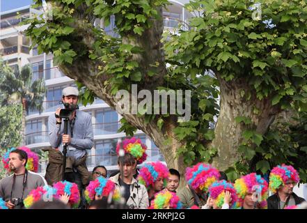 Bildnummer: 58004912  Datum: 18.05.2012  Copyright: imago/Xinhua (120518) -- CANNES, May 18, 2012 (Xinhua) -- Fans and photographers wear rainbow wigs in honor of Madagascar 3: Europe s Most Wanted , before its premiere, during the 65th Cannes Film Festival, southern France, May 18, 2012. (Xinhua/Gao Jing) FRANCE-CANNES-FILM FESTIVAL-MADAGASCAR 3: EUROPE S MOST WANTED-WIG PUBLICATIONxNOTxINxCHN People Kultur Entertainment Film Filmfestival Filmfestspiele 65 xda x1x premiumd 2012 quer  o0 kurios, Komik, Fotograf, Presse, medien, Perücke     58004912 Date 18 05 2012 Copyright Imago XINHUA  Canne Stock Photo