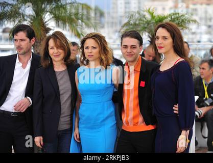 Bildnummer : 58005889 Datum : 19.05.2012 Copyright : imago/Xinhua (120519) -- CANNES, 19 mai 2012 (Xinua) -- Melvil Poupaud, Nathalie Baye, Suzanne Clement, le réalisateur Xavier Dolan et Monia Chokri (de gauche à droite), les acteurs du film Laurence Anyways posent pour des photos lors d’un appel photo au 65e Festival de Cannes, à Cannes, le 19 mai 2012. (Xinhua/Ye Pingfan) (dzl) FRANCE-CANNES FILM FESTIVAL-PHOTOCALL-LAURENCE ANYWAYS PUBLICATIONxNOTxINxCHN People Kultur Entertainment film Filmfestival Filmfestspiele 65 xda x0x premiumd 2012 quer 58005889 Date 19 05 2012 Copyri Banque D'Images