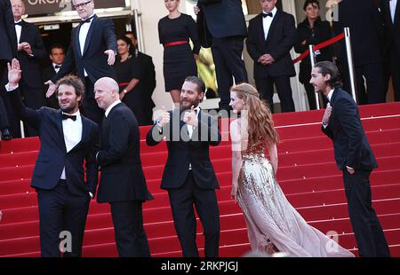 Bildnummer : 58006914 Datum : 19.05.2012 Copyright : imago/Xinhua (120519) -- CANNES, 19 mai 2012 (Xinhua) -- les acteurs assistent à la première du film américain Lawless au 65e Festival de Cannes, le 19 mai 2012. (Xinhua/Gao Jing) FRANCE-CANNES-FILM FESTIVAL-LAWLESS-PREMIERE PUBLICATIONxNOTxINxCHN Kultur Entertainment People film 65. Internationale Filmfestspiele Cannes Filmpremiere premiumd xsp x0x 2012 quer 58006914 Date 19 05 2012 Copyright Imago XINHUA Cannes Mai 19 2012 les Cast Members de XINHUA assistent à la première de The American film Lawless AU 65e Cannes Banque D'Images