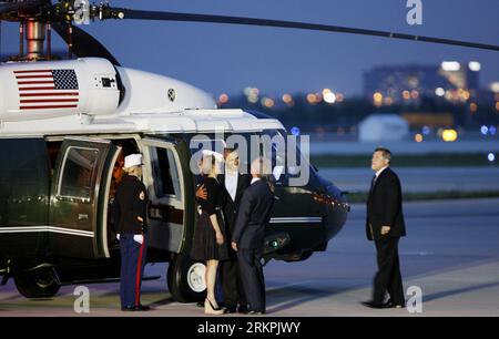 Bildnummer : 58009163 Datum : 19.05.2012 Copyright : imago/Xinhua (120520) -- CHICAGO, 20 mai 2012 (Xinhua) -- le président américain Barack Obama (C) s'entretient avec le maire de Chicago Rahm Emanuel (2e R) et son épouse Amy Rule (2e L) après son arrivée à l'aéroport international O Hare de Chicago le 19 mai 2012. Obama participera au sommet de l’OTAN qui sera lancé le 20 mai à Chicago. (Xinhua/Fang Zhe) (nxl) U.S.-CHICAGO-NATO SUMMIT-OBAMA-ARRIVAL PUBLICATIONxNOTxINxCHN People Politik G 8 Gipfel Gipfeltreffen x1x xst premiumd 2012 quer o0 Familie, privat, Frau, 58009163 Date 19 05 2012 Copyright Imago XINHUA Banque D'Images