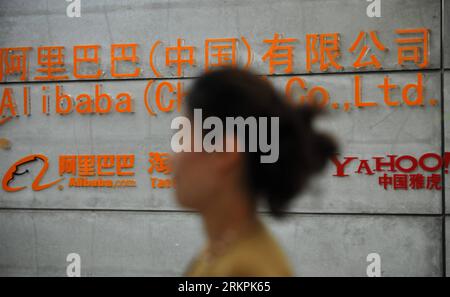 Bildnummer : 58011658 Datum : 21.05.2012 Copyright : imago/Xinhua (120521) -- PÉKIN, 21 mai 2012 (Xinhua) -- Un travailleur du groupe Alibaba marche près d'un mur avec le logo de Alibaba.com et Yahoo! Au siège du groupe Alibaba à Hangzhou, capitale de la province du Zhejiang de l est de la Chine. Le groupe Alibaba, une entreprise chinoise de e-commerce leader, a annoncé lundi qu'il dépenserait environ 7 milliards de dollars américains pour racheter jusqu'à la moitié de son actionnaire principal Yahoo! Inc. Dans la société, soit environ 20 % des actions entièrement diluées d Alibaba. Selon un accord conclu avec Yah Banque D'Images