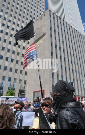 Bildnummer: 58014512  Datum: 21.05.2012  Copyright: imago/Xinhua (120521) -- CHICAGO, May 21, 2012 (Xinhua) -- A protestor holds a national flag upside down outside the Prudential Building which houses the reelection headquarters for President BarackxObama during a demonstration against the policies of NATO Summit in Chicago, the United States, on May 21, 2012. (Xinhua/Zhang Baoping) U.S.-CHICAGO-NATO SUMMIT-PROTEST PUBLICATIONxNOTxINxCHN Politik Wirtschaft Protest Occupy Bewegung Finanzkrise Wirtschaftskrise Krise USA NATO Gipfel Gipfeltreffen Demo xns x1x 2012 hoch     58014512 Date 21 05 20 Stock Photo