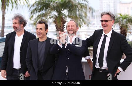 Bildnummer : 58016668 Datum : 22.05.2012 Copyright : imago/Xinhua (120522) -- CANNES, 22 mai 2012 (Xinhua) -- le réalisateur français Gustave Kervern, l'acteur français Albert Dupontel, l'acteur belge Benoit Poelvoorde et le réalisateur français Benoit Delepine (de gauche à droite) posent lors du photocall pour le Grand soir au 65e Festival de Cannes, à Cannes, France, du 22 au 27 mai 2012. Le film est présenté dans la section un certain regard du festival, qui se déroule du 16 au 27 mai. (Xinhua/Gao Jing) (jl) FRANCE-CANNES-FILM FESTIVAL-PHOTOCALL-LE GRAND soir PUBLICATIONxNOTxINxCHN Kultur Entertainment People Banque D'Images