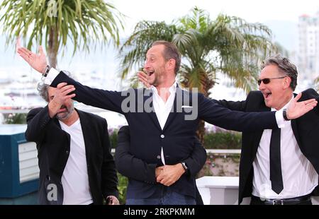 Bildnummer : 58016666 Datum : 22.05.2012 Copyright : imago/Xinhua (120522) -- CANNES, 22 mai 2012 (Xinhua) -- le réalisateur français Gustave Kervern, l'acteur belge Benoit Poelvoorde et le réalisateur français Benoit Delepine (de gauche à droite) posent lors du photocall pour le Grand soir au 65e Festival de Cannes, à Cannes, France, du 22 au 27 mai 2012. Le film est présenté dans la section un certain regard du festival, qui se déroule du 16 au 27 mai. (Xinhua/Gao Jing) (jl) FRANCE-CANNES-FILM FESTIVAL-PHOTOCALL-LE GRAND soir PUBLICATIONxNOTxINxCHN Kultur Entertainment People film 65. International Filmf Banque D'Images