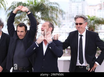 Bildnummer: 58016664  Datum: 22.05.2012  Copyright: imago/Xinhua (120522) -- CANNES, May 22, 2012 (Xinhua) -- French actor Albert Dupontel, Belgian actor Benoit Poelvoorde and French director Benoit Delepine pose during the photocall for Le Grand Soir at the 65th Cannes Film Festival, in Cannes, France, 22 May 2012. The movie is presented in the Un Certain Regard section of the festival, which runs from 16 to 27 May. (Xinhua/Gao Jing) (jl) FRANCE-CANNES-FILM FESTIVAL-PHOTOCALL-LE GRAND SOIR PUBLICATIONxNOTxINxCHN Kultur Entertainment People Film 65. Internationale Filmfestspiele Cannes Photoca Stock Photo