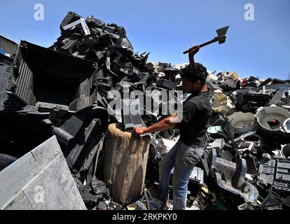 Bildnummer : 58016747 Datum : 22.05.2012 Copyright : imago/Xinhua (120522)-- HÉBRON, 22 mai 2012 (Xinhua) -- Un ouvrier palestinien hache des déchets de plastique à l'usine Abu Sharar pour recycler du plastique dans le village de Dura, en Cisjordanie, près d'Hébron, le 22 mai 2012. À l'usine, le plastique recyclé est transformé en nouveaux produits qui sont vendus sur les marchés locaux comme des cintres, des assiettes et des contenants alimentaires. (Xinhua/Luay Sababa) MIDEAST-HEBRON-RECYCLING-PLASTIC PUBLICATIONxNOTxINxCHN Wirtschaft Müll Recycling Verwertung Arbeitswelten x0x xst 2012 quer 58016747 Date 22 05 2012 Copyright Imago XINHUA Heb Banque D'Images