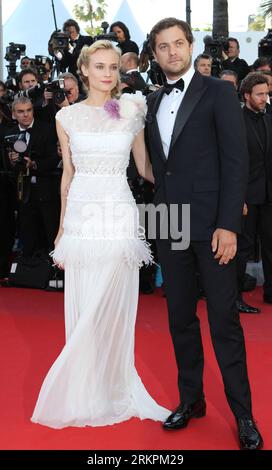 Bildnummer : 58019673 Datum : 22.05.2012 Copyright : imago/Xinhua (120523) -- CANNES, 23 mai 2012 (Xinhua) -- l'acteur américain Joshua Jackson (à gauche) et la membre du jury de l'actrice allemande Diane Kruger assistent à la première du film américain Killing Them Softly au 65e Festival de Cannes, le 22 mai 2012. (Xinhua/Gao Jing) FRANCE-CANNES-FILM FESTIVAL-KILLING THEM SOFTLY-PREMIERE PUBLICATIONxNOTxINxCHN Kultur Entertainment People film 65. Internationale Filmfestspiele Cannes Filmpremiere première x0x xkg 2012 hoch 58019673 Date 22 05 2012 Copyright Imago XINHUA Cannes Mai 23 2012 XINHUA U.S. Act Banque D'Images