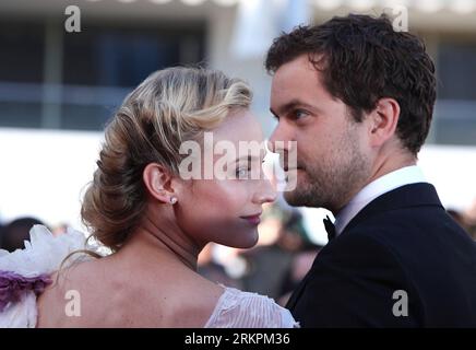 Bildnummer : 58019691 Datum : 22.05.2012 Copyright : imago/Xinhua (120523) -- CANNES, 23 mai 2012 (Xinhua) -- l'acteur américain Joshua Jackson (à droite) et la membre du jury de l'actrice allemande Diane Kruger assistent à la première du film américain Killing Them Softly au 65e Festival de Cannes, le 22 mai 2012. (Xinhua/Gao Jing) FRANCE-CANNES-FILM FESTIVAL-KILLING THEM SOFTLY-PREMIERE PUBLICATIONxNOTxINxCHN Kultur Entertainment People film 65. Internationale Filmfestspiele Cannes Filmpremiere Premiere x0x xkg 2012 quer premiumd 58019691 Date 22 05 2012 Copyright Imago XINHUA Cannes Mai 23 2012 XINHUA Banque D'Images