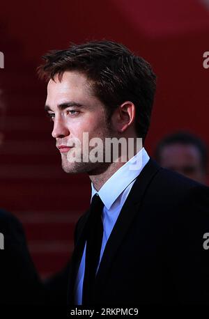 Bildnummer: 58022889  Datum: 23.05.2012  Copyright: imago/Xinhua (120523) -- CANNES, May 23, 2012 (Xinhua) -- British actor Robert Pattinson arrives on the red carpet for the premiere of the film On The Road at the 65th Cannes Film Festival in Cannes, southern France, May 23, 2012. (Xinhua/Gao Jing) FRANCE-CANNES-FILM FESTIVAL-ON THE ROAD-PREMIERE PUBLICATIONxNOTxINxCHN Kultur Entertainment People Film 65. Internationale Filmfestspiele Cannes Filmpremiere Premiere Porträt xns x0x 2012 hoch      58022889 Date 23 05 2012 Copyright Imago XINHUA  Cannes May 23 2012 XINHUA British Actor Robert Patt Stock Photo