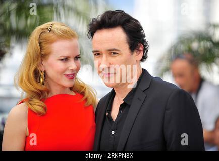 Bildnummer : 58030798 Datum : 24.05.2012 Copyright : imago/Xinhua (120524) -- CANNES, 24 mai 2012 (Xinhua) -- l'actrice Nicole Kidman (L) et l'acteur John Cusack posent lors d'un photocall pour le film The Paperboy réalisé par Lee Daniels, au 65e Festival de Cannes, à Cannes, le 24 mai 2012. (Xinhua/Ye Pingfan)(srb) FRANCE-CANNES-FILM FESTIVAL-PHOTOCALL-THE PAPERBOY PUBLICATIONxNOTxINxCHN Kultur Entertainment People film 65. Internationale Filmfestspiele Cannes x0x xkg 2012 quer 58030798 Date 24 05 2012 Copyright Imago XINHUA Cannes Mai 24 2012 actrice XINHUA Nicole Kidma Banque D'Images