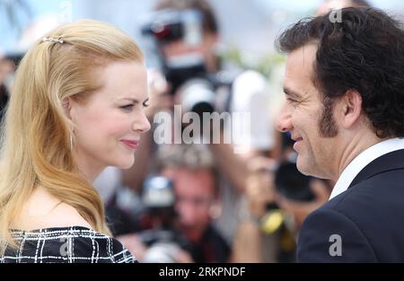 Bildnummer : 58033022 Datum : 25.05.2012 Copyright : imago/Xinhua (120525) -- CANNES, 25 mai 2012 (Xinhua) -- l'actrice australienne Nicole Kidman (G) et l'acteur britannique Clive Owen posent pour des photos pendant le photocall du film américain Heminway et Gellhorn au 65e Festival de Cannes, le 25 mai 2012. (Xinhua/Gao Jing) (zjl) FRANCE-CANNES-FILM FESTIVAL-HEMINWAY ET GELLHORN-PHOTOCALL PUBLICATIONxNOTxINxCHN People Entertainment Kultur Filmfestival Filmfestspiele film Festival Pressetermin Photocall xdp x0x 2012 quer premiumd 58033022 Date 25 05 2012 Copyright Imago XINHUA C. Banque D'Images