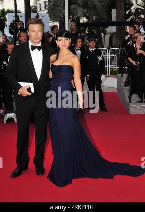 Bildnummer: 58036820  Datum: 26.05.2012  Copyright: imago/Xinhua (120526) -- CANNES, May 26, 2012 (Xinhua) -- Alec Baldwin (L) and Hilaria Thomas arrive on the red carpet for the premiere of US film Mud at the 65th Cannes Film Festival, in Cannes, France, May 26, 2012. (Xinhua/Ye Pingfan) FRANCE-CANNES-FILM FESTIVAL-PREMIERE-MUD PUBLICATIONxNOTxINxCHN People Entertainment Kultur Filmfestival Filmfestspiele Film Festival Pressetermin Premiere Filmpremiere xdp x1x 2012 hoch premiumd o0 Frau Familie privat Freundin     58036820 Date 26 05 2012 Copyright Imago XINHUA  Cannes May 26 2012 XINHUA Ale Stock Photo