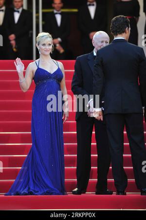 Bildnummer: 58036815  Datum: 26.05.2012  Copyright: imago/Xinhua (120526) -- CANNES, May 26, 2012 (Xinhua) -- Actress Reese Witherspoon of US film Mud arrives on the red carpet for its premiere at the 65th Cannes Film Festival, in Cannes, France, May 26, 2012. (Xinhua/Ye Pingfan) FRANCE-CANNES-FILM FESTIVAL-PREMIERE-MUD PUBLICATIONxNOTxINxCHN People Entertainment Kultur Filmfestival Filmfestspiele Film Festival Pressetermin Premiere Filmpremiere xdp x0x 2012 hoch premiumd      58036815 Date 26 05 2012 Copyright Imago XINHUA  Cannes May 26 2012 XINHUA actress Reese Witherspoon of U.S. Film Mud Stock Photo