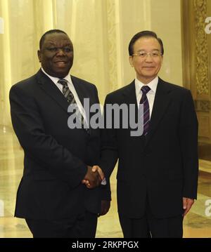 (120528) -- PÉKIN, 28 mai 2012 (Xinhua) -- le premier ministre chinois Wen Jiabao (à droite) rencontre le premier ministre zimbabwéen Morgan Tsvangirai à Pékin, capitale de la Chine, le 28 mai 2012. (Xinhua/Rao Aimin) (ljh) CHINA-BEIJING-WEN JIABAO-TSVANGIRAI-MEETING (CN) PUBLICATIONxNOTxINxCHN Banque D'Images