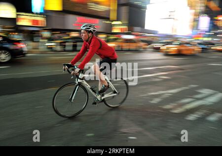 Bildnummer : 58056561 Datum : 21.05.2012 Copyright : imago/Xinhua (120531) -- NEW YORK, 31 mai 2012 (Xinhua) -- la photo prise le 21 mars 2012 montre un passionné de vélo sur Times Square à New York, aux États-Unis. PUBLICATIONxNOTxINxCHN Gesellschaft Fotostory Fahrrad Fahrradfahren xjh x2x 2012 quer o0 Verkehr Straße USA 58056561 Date 21 05 2012 Copyright Imago XINHUA New York Mai 31 2012 XINHUA photo prise LE 21 2012 Mars montre un passionné DE VÉLO chevauchant son VÉLO SUR Times Square à New York les États-Unis PUBLICATIONxNOTxINxCHN Société photo Story Bicycle C Banque D'Images