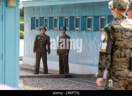 Bildnummer: 58058667  Datum: 01.06.2012  Copyright: imago/Xinhua (120601) -- PANMUNJOM, June 1, 2012 (Xinhua) -- Soldiers of the Democratic People s Republic of Korea (DPRK) stand guard as Sweden s King Carl XVI Gustaf and Queen Silvia (not pictured) visit the truce village of Panmunjom between South Korea and DPRK in the Demilitarized Zone (DMZ) on June 1, 2012. (Xinhua/Park Jin hee)(zyw) SOUTH KOREA-DPRK-PANMUNJOM-SOLDIER-SWEDEN-KING AND QUEEN PUBLICATIONxNOTxINxCHN Gesellschaft Militär Südkorea xjh x0x 2012 quer      58058667 Date 01 06 2012 Copyright Imago XINHUA  Panmunjom June 1 2012 XIN Stock Photo