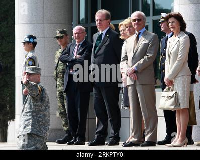 Bildnummer : 58058741 Datum : 01.06.2012 Copyright : imago/Xinhua (120601) -- PANMUNJOM, 1 juin 2012 (Xinhua) -- le Roi Carl XVI Gustaf (2e R) et la Reine Silvia (R) visitent le village de Panmunjom, entre la Corée du Sud et la République populaire démocratique de Corée (RPDC), dans la zone démilitarisée (DMZ), le 1 juin 2012. (Xinhua/Park Jin hee) (zyw) CORÉE DU SUD-RPDC-PANMUNJOM-SOLDIER-SWEDEN-KING AND QUEEN PUBLICATIONxNOTxINxCHN People Politik Südkorea Nordkorea Demilitarisierte zone xjh x0x premiumd 2012 quer 58058741 Date 01 06 2012 Copyright Imago XINHUA Panmunjom juin 1 2012 XI Banque D'Images