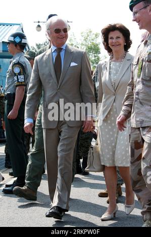 Bildnummer : 58058739 Datum : 01.06.2012 Copyright : imago/Xinhua (120601) -- PANMUNJOM, 1 juin 2012 (Xinhua) -- le Roi Carl XVI Gustaf (2e L) et la Reine Silvia (2e R) visitent le village de Panmunjom, entre la Corée du Sud et la République populaire démocratique de Corée (RPDC), dans la zone démilitarisée (DMZ), le 1 juin 2012. (Xinhua/Park Jin hee) (zyw) CORÉE DU SUD-RPDC-PANMUNJOM-SOLDIER-SWEDEN-KING AND QUEEN PUBLICATIONxNOTxINxCHN People Politik Südkorea Nordkorea Demilitarisierte zone xjh x0x premiumd 2012 hoch 58058739 Date 01 06 2012 Copyright Imago XINHUA Panmunjom juin 1 201 Banque D'Images