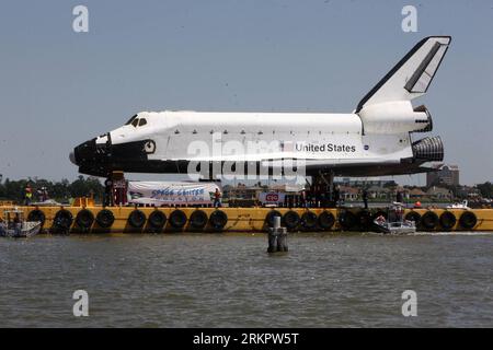 Bildnummer : 58060683 Datum : 01.06.2012 Copyright : imago/Xinhua (120602) -- HOUSTON, 2 juin 2012 (Xinhua) -- un simulateur d'avion arrive au Houston Space Center à Houston, aux États-Unis, le 1 juin 2012. Le simulateur d'avion, qui était installé au Kennedy Space Center en Floride, est arrivé vendredi à Houston après 8 jours de voyage à travers le Golfe du Mexique. (Xinhua/Song Qiong) (lyx) U.S.-HOUSTON-AEROPLANE SIMULATOR-ARRIVAL PUBLICATIONxNOTxINxCHN Gesellschaft Entertainment FlugSimulator Raumfahrt xda x0x 2012 quer 58060683 Date 01 06 2012 Copyright Imago XINHUA Houst Banque D'Images