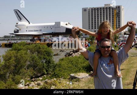 Bildnummer : 58060682 Datum : 01.06.2012 Copyright : imago/Xinhua (120602) -- HOUSTON, 2 juin 2012 (Xinhua) -- James long emmène sa fille visiter le simulateur d'avion nouvellement arrivé au Houston Space Center à Houston, aux États-Unis, le 1 juin 2012. Le simulateur d'avion, qui était installé au Kennedy Space Center en Floride, est arrivé vendredi à Houston après 8 jours de voyage à travers le Golfe du Mexique. (Xinhua/Song Qiong) (lyx) U.S.-HOUSTON-AEROPLANE SIMULATOR-ARRIVAL PUBLICATIONxNOTxINxCHN Gesellschaft Entertainment FlugSimulator Raumfahrt xda x0x 2012 quer 58060682 Banque D'Images
