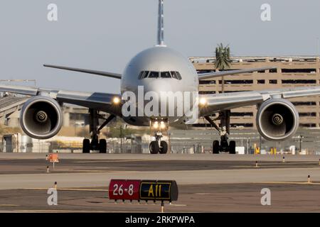 Un Boeing 777-200 d'American Airlines fait la queue sur la piste de l'aéroport Sky Harbor pour partir pour Londres. Banque D'Images