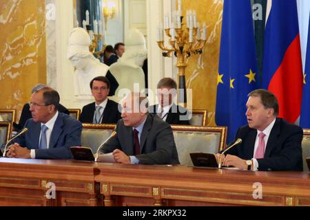 Bildnummer : 58068343 Datum : 04.06.2012 Copyright : imago/Xinhua (120604) -- ST. PETERSBURG, 4 juin 2012 (Xinhua) -- le président russe Vladimir Poutine (C) prononce un discours lors du sommet Russie-UE au palais Konstantin à Saint-Pétersbourg, Russie, le 4 juin 2012. Le sommet UE-Russie a débuté ici lundi. (Xinhua/Zhou Saang) RUSSIE-ST. SOMMET PETERSBURG-RUSSIE-UE PUBLICATIONxNOTxINxCHN People Politik xjh x0x premiumd 2012 quer 58068343 Date 04 06 2012 Copyright Imago XINHUA Saint-Pétersbourg juin 4 2012 XINHUA le président russe Vladimir Poutine C prononce un discours lors de la Russie eu S. Banque D'Images