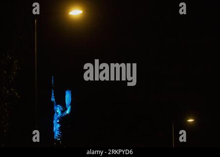 Kiev, Ukraine. 24 août 2023. Monument de la mère patrie à Kiev illuminé avec des couleurs du drapeau ukrainien à l'occasion du jour de l'indépendance de l'Ukraine. Crédit : SOPA Images Limited/Alamy Live News Banque D'Images