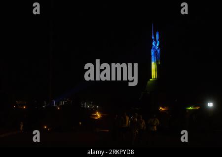 Kiev, Ukraine. 24 août 2023. Monument de la mère patrie à Kiev illuminé avec des couleurs du drapeau ukrainien à l'occasion du jour de l'indépendance de l'Ukraine. Crédit : SOPA Images Limited/Alamy Live News Banque D'Images