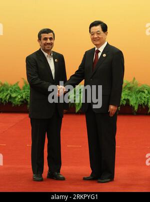 Bildnummer : 58077161 Datum : 07.06.2012 Copyright : imago/Xinhua (120607) -- PÉKIN, 7 juin 2012 (Xinhua) -- le président chinois Hu Jintao (à droite) serre la main du président iranien Mahmoud Ahmadinejad avant la réunion du grand groupe de la 12e réunion du Conseil des chefs d'États membres de l'Organisation de coopération de Shanghai (OCS) dans la Grande salle de l'à Pékin, capitale de la Chine, le 7 juin 2012. (Xinhua/LAN Hongguang) (ry) SOMMET CHINE-PÉKIN-SCO (CN) PUBLICATIONxNOTxINxCHN People Politik xjh x0x premiumd 2012 hoch Highlight 58077161 Date 07 06 2012 Copyright Imago XINHUA Beiji Banque D'Images