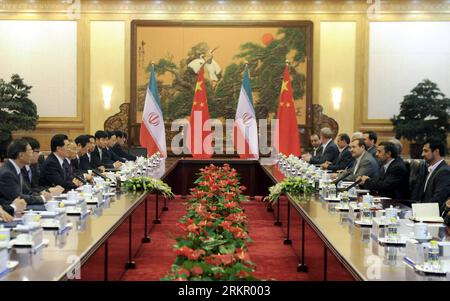 Bildnummer : 58080121 Datum : 08.06.2012 Copyright : imago/Xinhua (120608) -- PÉKIN, 8 juin 2012 (Xinhua) -- le président chinois Hu Jintao (3e L) s'entretient avec le président iranien Mahmoud Ahmadinejad (2e R), qui est venu en visite en Chine et assister à la 12e réunion du Conseil des chefs d'Etats membres de l'Organisation de Shanghai pour la coopération (OCS), dans la Grande salle des à Beijing, capitale de la Chine, le 8 juin 2012. (Xinhua/Zhang Duo) (ry) CHINA-BEIJING-HU JINTAO-IRANIAN PRESIDENT-TALKS (CN) PUBLICATIONxNOTxINxCHN People Politik premiumd xns x0x 2012 quer 58080121 Date 08 06 201 Banque D'Images