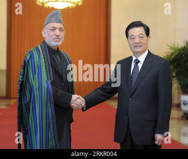 Bildnummer : 58080119 Datum : 08.06.2012 Copyright : imago/Xinhua (120608) -- BEIJING, 8 juin 2012 (Xinhua) -- le président chinois Hu Jintao (à droite) serre la main de son homologue afghan Hamid Karzaï lors d'une cérémonie de bienvenue dans la Grande salle des fêtes de Pékin, capitale de la Chine, le 8 juin 2012. Hamid Karzaï était à Pékin pour une visite officielle en Chine et a assisté à la 12e réunion du Conseil des chefs d'États membres de l'Organisation de Shanghai pour la coopération (OCS). (Xinhua/Xie Huanchi) (lfj) CHINA-BEIJING-HU JINTAO-AFGHANISTAN-KARZAÏ-CÉRÉMONIE DE BIENVENUE (CN) PUBLICATIONxNOTxINxCHN People poli Banque D'Images