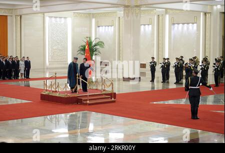 Bildnummer : 58080118 Datum : 08.06.2012 Copyright : imago/Xinhua (120608) -- BEIJING, 8 juin 2012 (Xinhua) -- le président chinois Hu Jintao organise une cérémonie de bienvenue pour son homologue afghan Hamid Karzaï dans la Grande salle des fêtes de Pékin, capitale de la Chine, le 8 juin 2012. Hamid Karzaï était à Pékin pour une visite officielle en Chine et a assisté à la 12e réunion du Conseil des chefs d'États membres de l'Organisation de Shanghai pour la coopération (OCS). (Xinhua/Xie Huanchi) (lfj) CHINA-BEIJING-HU JINTAO-AFGHANISTAN-KARZAI-WELCOMING CEREMONY (CN) PUBLICATIONxNOTxINxCHN People Politik premiumd xns x0 Banque D'Images