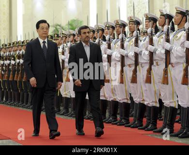 Bildnummer : 58080120 Datum : 08.06.2012 Copyright : imago/Xinhua (120608) -- BEIJING, 8 juin 2012 (Xinhua) -- le président chinois Hu Jintao (G) organise une cérémonie de bienvenue pour le président iranien Mahmoud Ahmadinejad dans la Grande salle des fêtes de Pékin, capitale de la Chine, le 8 juin 2012. Ahmadinejad est venu en visite en Chine et a assisté à la 12e réunion du Conseil des chefs d'Etats membres de l'Organisation de Shanghai pour la coopération (OCS). (Xinhua/Zhang Duo) (ry) CHINA-BEIJING-HU JINTAO-IRANIAN PRESIDENT-WELCOMING CEREMONY (CN) PUBLICATIONxNOTxINxCHN People Politik premiumd xns x0x 2012 quer 5 Banque D'Images
