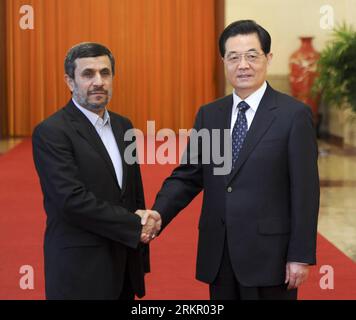 (120608) -- PÉKIN, 8 juin 2012 (Xinhua) -- le président chinois Hu Jintao (à droite) serre la main du président iranien Mahmoud Ahmadinejad lors d'une cérémonie de bienvenue à Ahmadinejad dans la Grande salle du peuple à Pékin, capitale de la Chine, le 8 juin 2012. (Xinhua/Zhang Duo) (ry) CHINE-BEIJING-HU JINTAO-IRANIAN PRESIDENT-WELCOMING CEREMONY (CN) PUBLICATIONxNOTxINxCHN Banque D'Images
