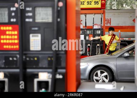 Bildnummer : 58083649 Datum : 08.06.2012 Copyright : imago/Xinhua (120608) -- PÉKIN, 8 juin 2012 (Xinhua) -- un membre du personnel d'une station-service guide une voiture pour le ravitaillement en carburant à Pékin, capitale de la Chine, le 8 juin 2012. La Chine réduira les prix de détail par tonne de l'essence et du diesel de 530 yuans (84 dollars américains) et 510 yuans, respectivement, à partir de samedi, a annoncé vendredi la Commission nationale pour le développement et la réforme (NDRC). (Xinhua/WAN Xiang) (Ly) CHINA-FUEL PRICES-DOWN (CN) PUBLICATIONxNOTxINxCHN Wirtschaft Mineralölindustrie Tankstelle Gesellschaft Arbeitswelten x0x xst 2012 quer 58083649 Date Banque D'Images