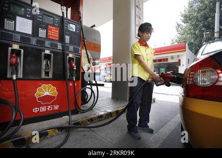 Bildnummer : 58083650 Datum : 08.06.2012 Copyright : imago/Xinhua (120608) -- BEIJING, 8 juin 2012 (Xinhua) -- un membre du personnel d'une station-service fait le plein d'une voiture à Beijing, capitale de la Chine, le 8 juin 2012. La Chine réduira les prix de détail par tonne de l'essence et du diesel de 530 yuans (84 dollars américains) et 510 yuans, respectivement, à partir de samedi, a annoncé vendredi la Commission nationale pour le développement et la réforme (NDRC). (Xinhua/WAN Xiang) (Ly) CHINA-FUEL PRICES-DOWN (CN) PUBLICATIONxNOTxINxCHN Wirtschaft Mineralölindustrie Tankstelle Gesellschaft Arbeitswelten x0x xst 2012 quer 58083650 Date 08 06 2012 Co Banque D'Images