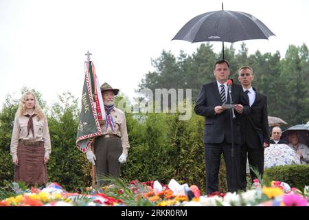 Bildnummer: 58090667  Datum: 10.06.2012  Copyright: imago/Xinhua (120610) -- PRAGUE, June 10, 2012 (Xinhua) -- Czech Prime Minister Petr Necas (2nd R) delivers a speech during a memorial ceremony in village Lidice, Czech, on June 10, 2012. Thousands of the Czech people, including top politicians and foreign diplomats, attended Sunday the memorial ceremony in village Lidice, the place where one of the best remembered massacres took place 70 years ago. In 1942, in an act of vengeance for killing Nazi leader Reinhard Heydrich by Czech paratroopers, German policemen and soldiers totally destroyed Stock Photo