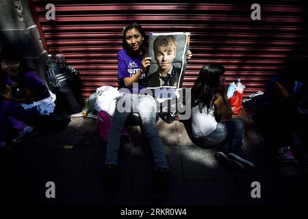 Bildnummer : 58091042 Datum : 10.06.2012 Copyright : imago/Xinhua (120611) -- MEXICO, 10 juin 2012 (Xinhua) -- Une fille montre une affiche du chanteur pop canadien Justin Bieber, qui offrira un concert gratuit au Zocalo de Mexico, à Mexico, capitale du Mexique, le 10 juin 2012. (Xinhua/Samuel Pillado) MEXICO-MEXICO CITY-JUSTIN BIEBER CONCERT PUBLICATIONxNOTxINxCHN People Entertainment Objekte xjh x0x 2012 quer 58091042 Date 10 06 2012 Copyright Imago XINHUA Mexico 10 2012 juin XINHUA une fille montre une affiche du chanteur pop canadien Justin Bieber qui OFFRIRA un concert gratuit à Mexi Banque D'Images
