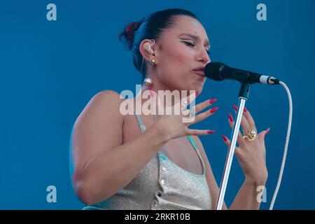 Portsmouth, Royaume-Uni. 25 août 2023. Chanteuse-compositrice britannique née à Londres, Rachel Agatha Keen connue sous son nom de scène raye se produit en direct sur scène au Victorious Festival. Crédit : SOPA Images Limited/Alamy Live News Banque D'Images